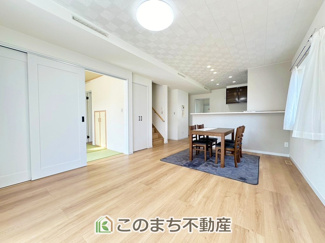 【居間・リビング】 | 鹿沼市栄町モデルハウス　1号棟 | 南向きのリビングは一日中太陽の光が射し込みます♪家族が集まる空間は、自然と笑顔が溢れます。
