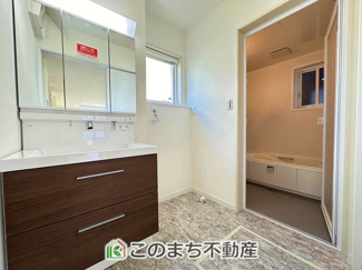 【洗面所】 | 鹿沼市栄町モデルハウス　1号棟 | 脱衣所は広々としておりますので、お子様のお着替えもストレスなくできます！
