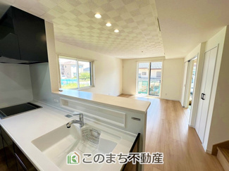 【居間・リビング】 | 鹿沼市栄町モデルハウス　1号棟 | 南側から暖かな日差しが差し込みます♪キッチンからリビングの様子がよく見渡せます☆
