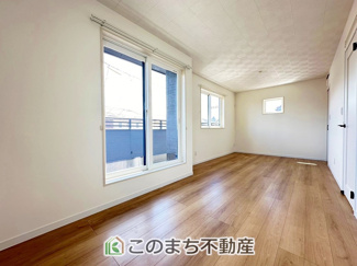 【洋室】 | 鹿沼市栄町モデルハウス　1号棟 | 柔らかい陽光が差し込む明るいお部屋を演出する設計。彩光の取れる窓が気持ちの良いお部屋を創り上げます。
