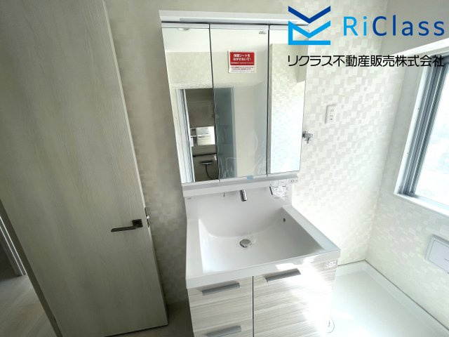 グレイスハイツ板宿の独立洗面台|独立洗面台、小物を置くことができて便利です