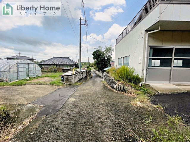 つくば市小沢　中古戸建の前面道路含む現地写真