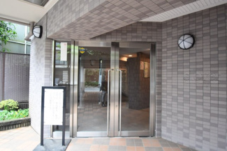 【エントランス】 | お客様を、そして住人を出迎えてくれるマンションのエントランス。ゴミが落ちていないことからも、管理状態の良さや住民の節度の高さが見て取れます。～即日のご見学可能～　お問合せはお気軽にどうぞ。
