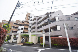 【外観】 | 手入れの行き届いた外壁やエントランスなど、「見ればわかる」レベルで清潔感を保ったマンションです。築年数を感じさせない姿で皆様をお出迎えします。～即日のご見学可能～　お問合せはお気軽にどうぞ。
