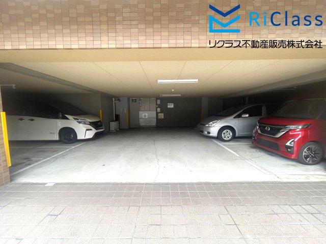 ルイシャトレ兵庫駅前の駐車場