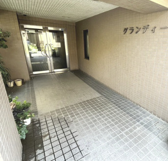 グランディール佐藤のエントランス