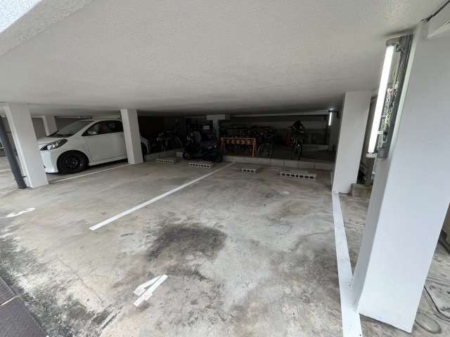 　SENSE　NEYAGAWAの駐車場