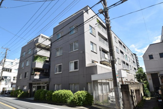 【外観】 | 青空によく映える建物です。手入れの行き届いた外壁やマンション正面エントランスなど、綺麗な姿をぜひ一度、現地にてご覧ください。～即日のご見学可能～　お問合せはお気軽にどうぞ。
