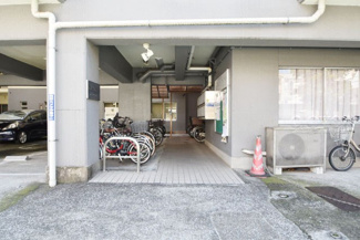 【エントランス】 | お客様を、そして住人を出迎えてくれるマンションのエントランス。ゴミが落ちていないことからも、管理状態の良さや住民の節度の高さが見て取れます。～即日のご見学可能～　お問合せはお気軽にどうぞ。
