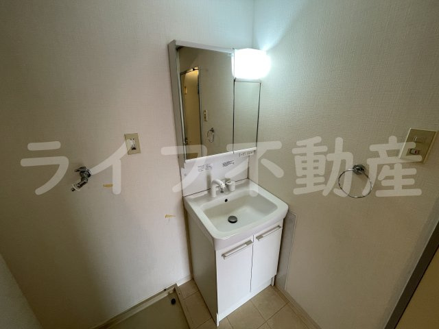 アドバンス渋川の独立洗面台|独立洗面台、小物を置くことができて便利です