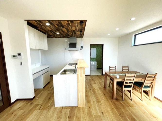 土佐山田町　中古戸建　（築浅物件）の居間・リビング|ＬＤＫ　23.6帖