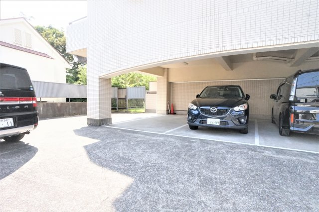 コリンヌ津田沼の駐車場