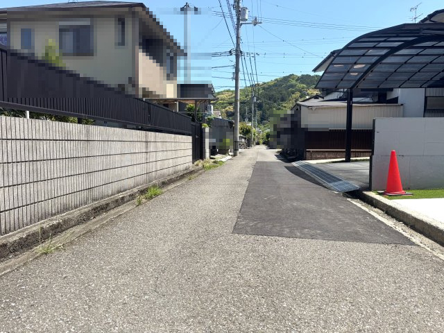 高知市介良乙の前面道路含む現地写真|東向きを撮影。本物件は画面右側です。