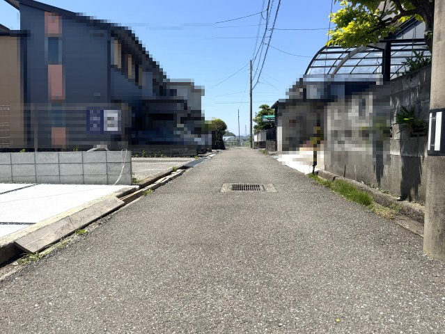高知市介良乙の前面道路含む現地写真|西向きを撮影。本物件は画面左側です。