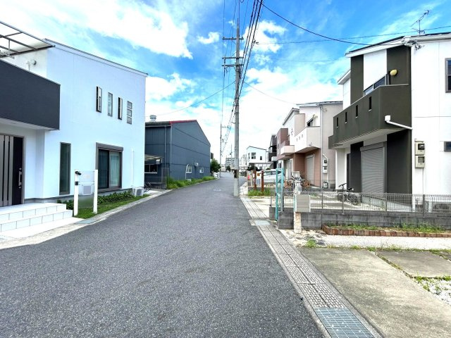 ２沿線利用可能☆リフォーム完了の美宅☆並列駐車２台OK☆坪庭あり☆京田辺市宮津灰崎の前面道路含む現地写真|前道