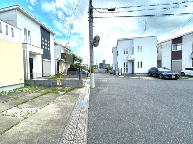 ２沿線利用可能☆リフォーム完了の美宅☆並列駐車２台OK☆坪庭あり☆京田辺市宮津灰崎の前面道路含む現地写真|前道
