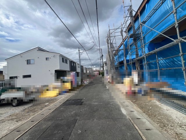 京阪本線『淀』駅まで徒歩８分♪お財布にも優しいオール電化４ＬＤＫ住宅◎伏見区淀下津町１期の前面道路含む現地写真|前道含む現地　
現況：建築中（令和６年１０月撮影）
