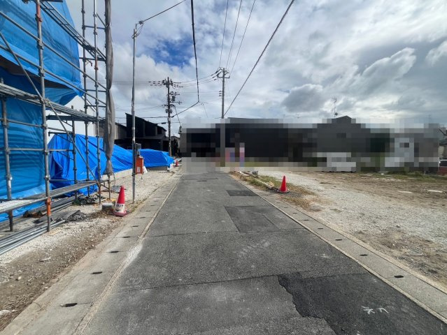 京阪本線『淀』駅まで徒歩８分♪お財布にも優しいオール電化４ＬＤＫ住宅◎伏見区淀下津町１期の前面道路含む現地写真|前道含む現地　
現況：建築中（令和６年１０月撮影）