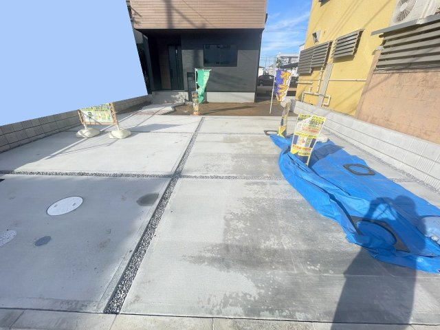 三郷市早稲田6丁目　新築戸建　全1棟の駐車場|カースペース並列2台駐車可能（車種による）