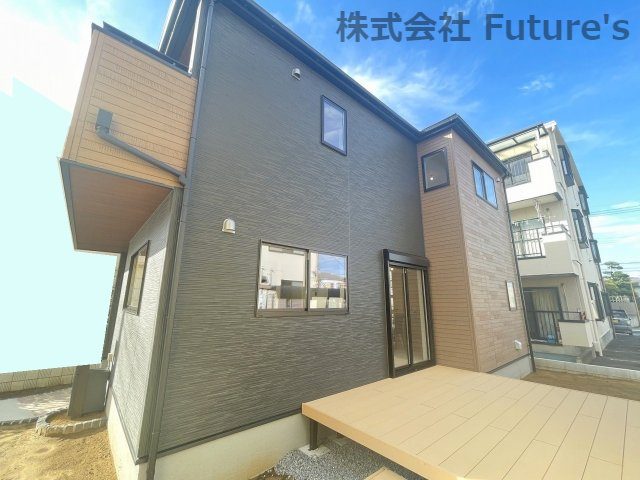 三郷市早稲田6丁目　新築戸建　全1棟の外観|ウッドデッキ・お庭付きの邸宅です