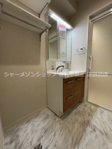 イーストリームの洗面所|シャンプードレッサーと可動式の棚のついた使い勝手の良い室内洗濯機