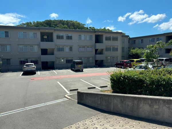 ライオンズマンション北鈴蘭台の駐車場|敷地内駐車場