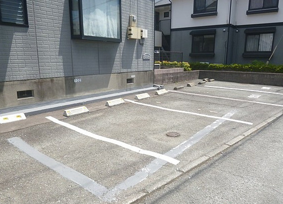 レジデンス国分B棟の駐車場