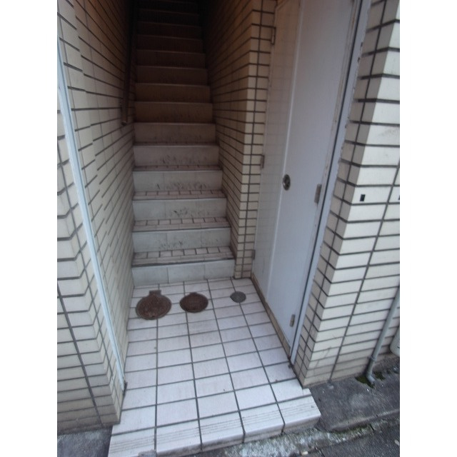 塚本ビルのエントランス