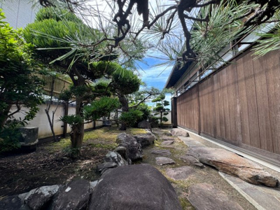 【玄関】 | 青葉台1丁目　戸建 | 玄関に庭があります。