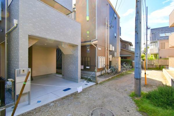 横浜市金沢区寺前１丁目の新築一戸建の前面道路含む現地写真|駐車スペース1台駐車可能！
お気軽にお問い合わせください。