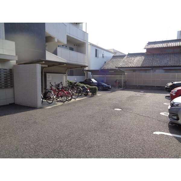 BLASTO Residenceの駐車場