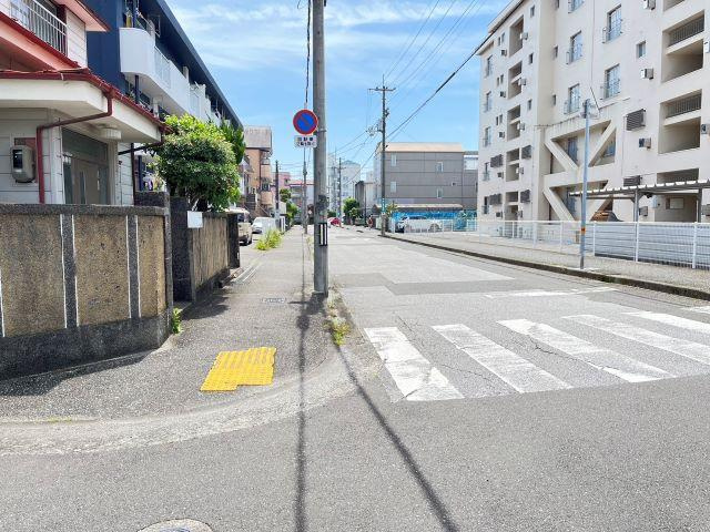 潮新町1丁目　売土地の前面道路含む現地写真