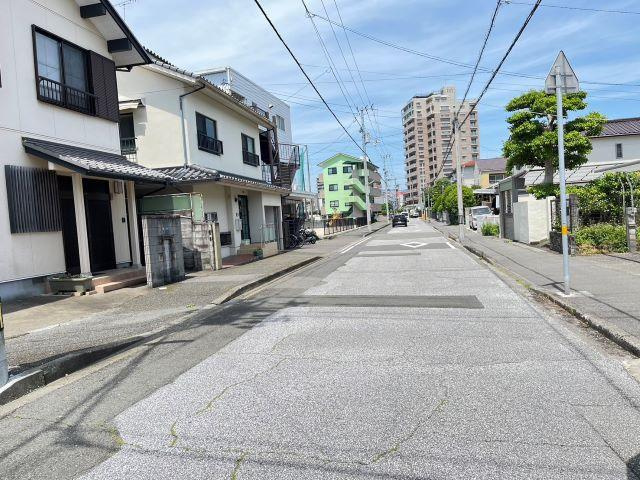 潮新町1丁目　売土地の前面道路含む現地写真