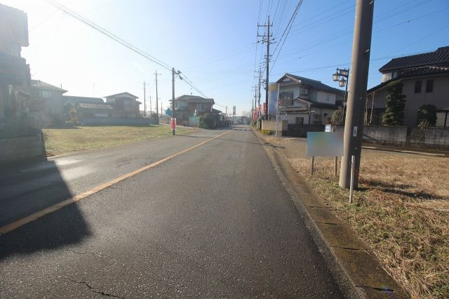 筑西市関本中の前面道路含む現地写真|南東側道路（2022年12月撮影）