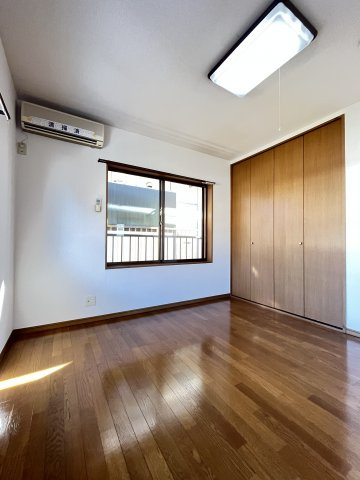 エアコンと照明とクローゼット付きの洋室です♪