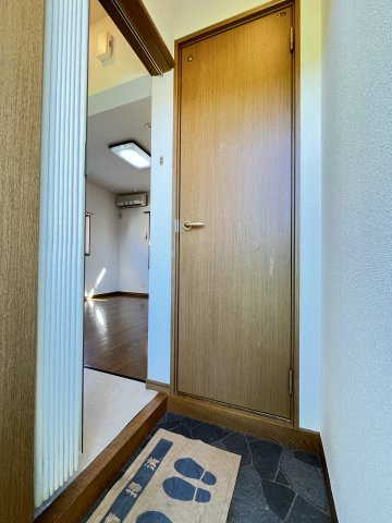 玄関はアコーディオンカーテンで仕切れます♪