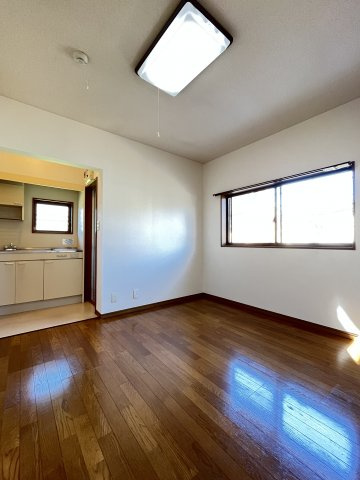 窓は南側、東側、北側にあり、陽当りと風通しの良いお部屋です♪