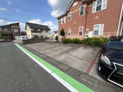 【駐車場】 | ヨーロピアンシャレーフロール一番館 | 駐車場に車を止められます