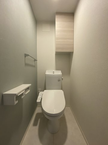 落ち着いた色調のトイレです♪
