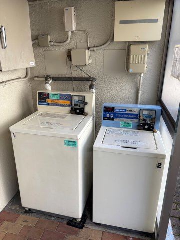 1階に共用のコインランドリーがございます♪