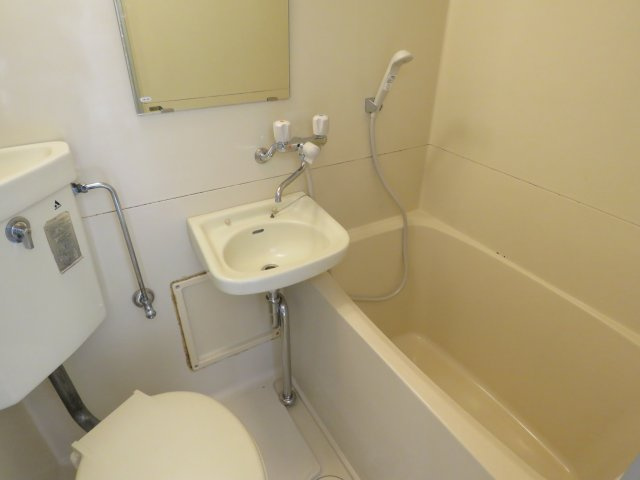 お風呂とトイレと洗面台の３点ユニットバスです♪