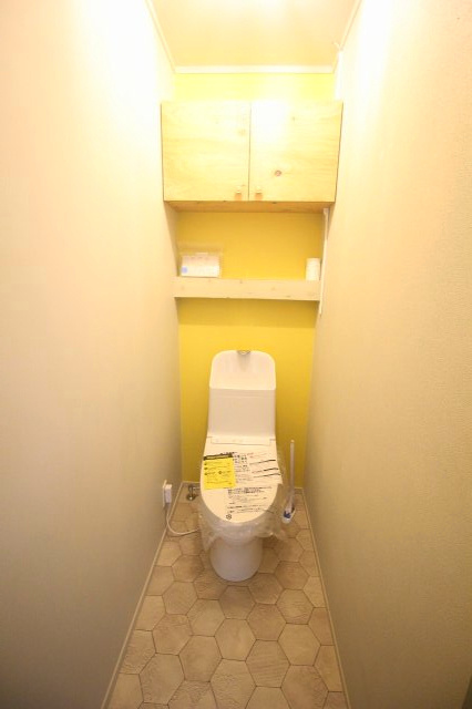 野木町若林のトイレ|温水洗浄機能トイレに交換済みです！トイレもお洒落な雰囲気に！