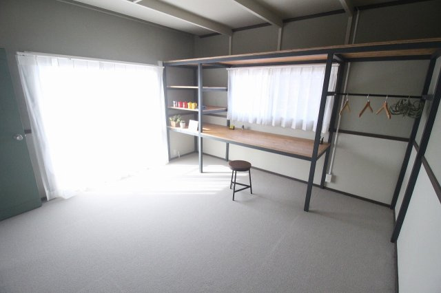 野木町若林の寝室|造作でテーブルや収納スペース付！趣味の部屋やリモートワークにも使いやすいですね！