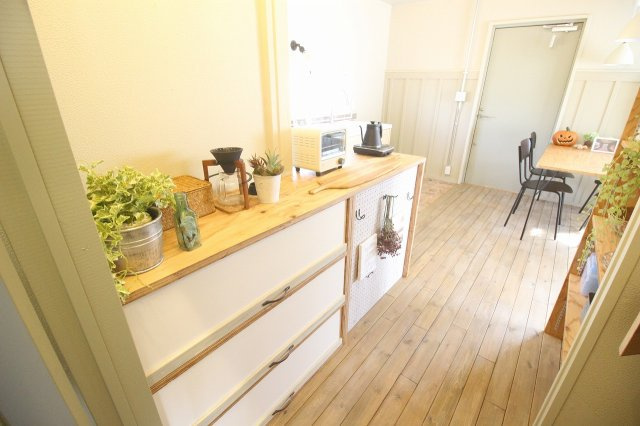 野木町若林のキッチン|リビングダイニングに入ってすぐのスペースは収納&インテリアスペースに！