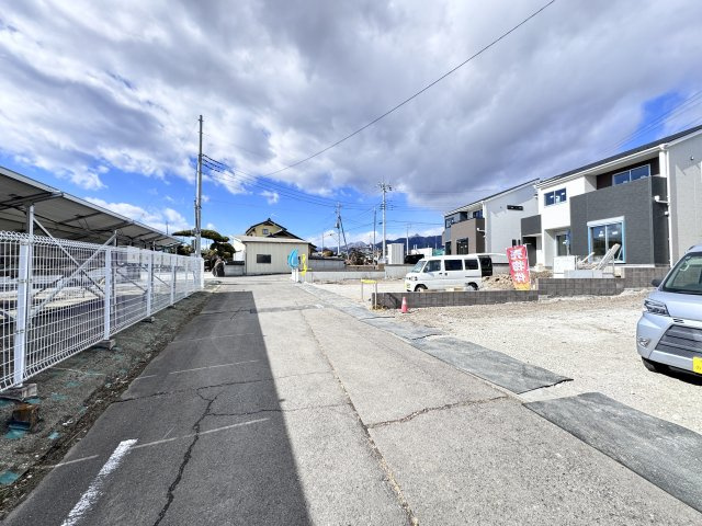 新築　北群馬郡榛東村山子田第1　2号棟の前面道路含む現地写真|北側接道幅員約4.2ｍ　南側接道幅員約4.2ｍ　	
