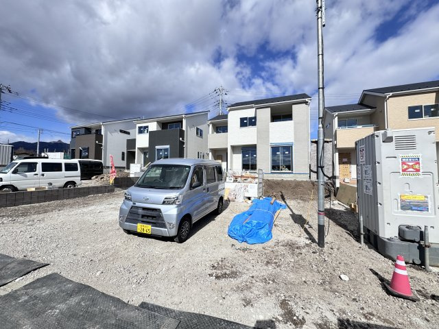 新築　北群馬郡榛東村山子田第1　3号棟の駐車場|現地写真　 駐車スペース広々！建物南側に並列4台+3台置けます♪					
