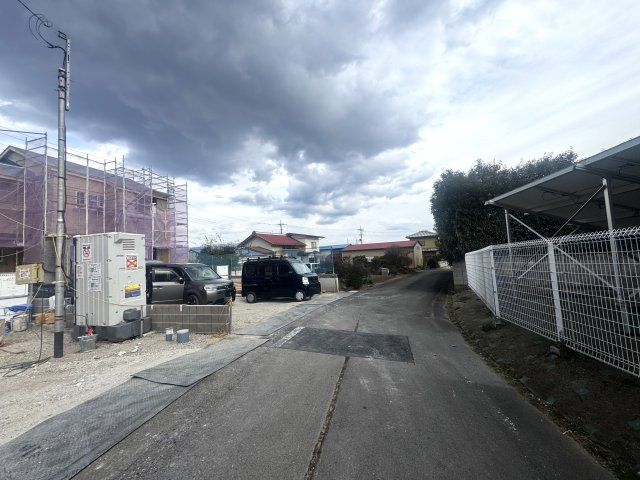新築　北群馬郡榛東村山子田第1　4号棟の前面道路含む現地写真|北側接道幅員約4.2ｍ　南側接道幅員約4.2ｍ　	
