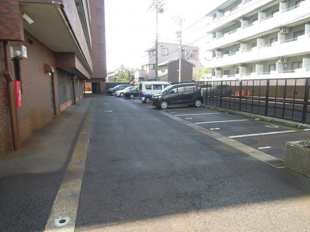 信開トピア足羽の駐車場