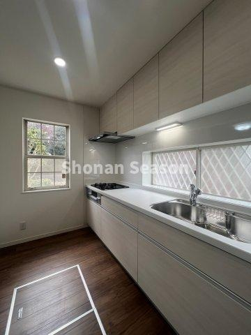 【キッチン】 | お料理に集中できる壁付けキッチンには、陽光がたっぷり降り注ぎます♪
吊戸棚付きで収納スペースも充実していますよ。