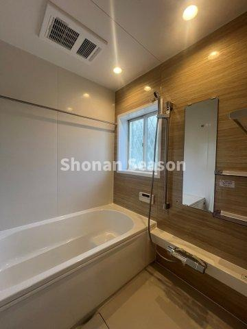 【浴室】 | 浴室乾燥機・追い炊き機能を備えた、設備充実の浴室はコチラです♪♪　
1日の疲れは足をまっすぐ伸ばして、ゆったり癒して下さいね。